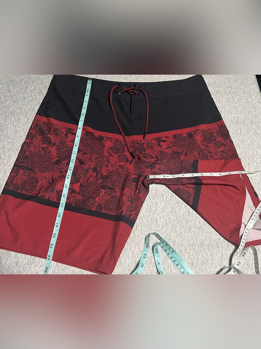 Oakley Men’s Black & Red Floral Swim Board Shorts - Picture 10 of 13